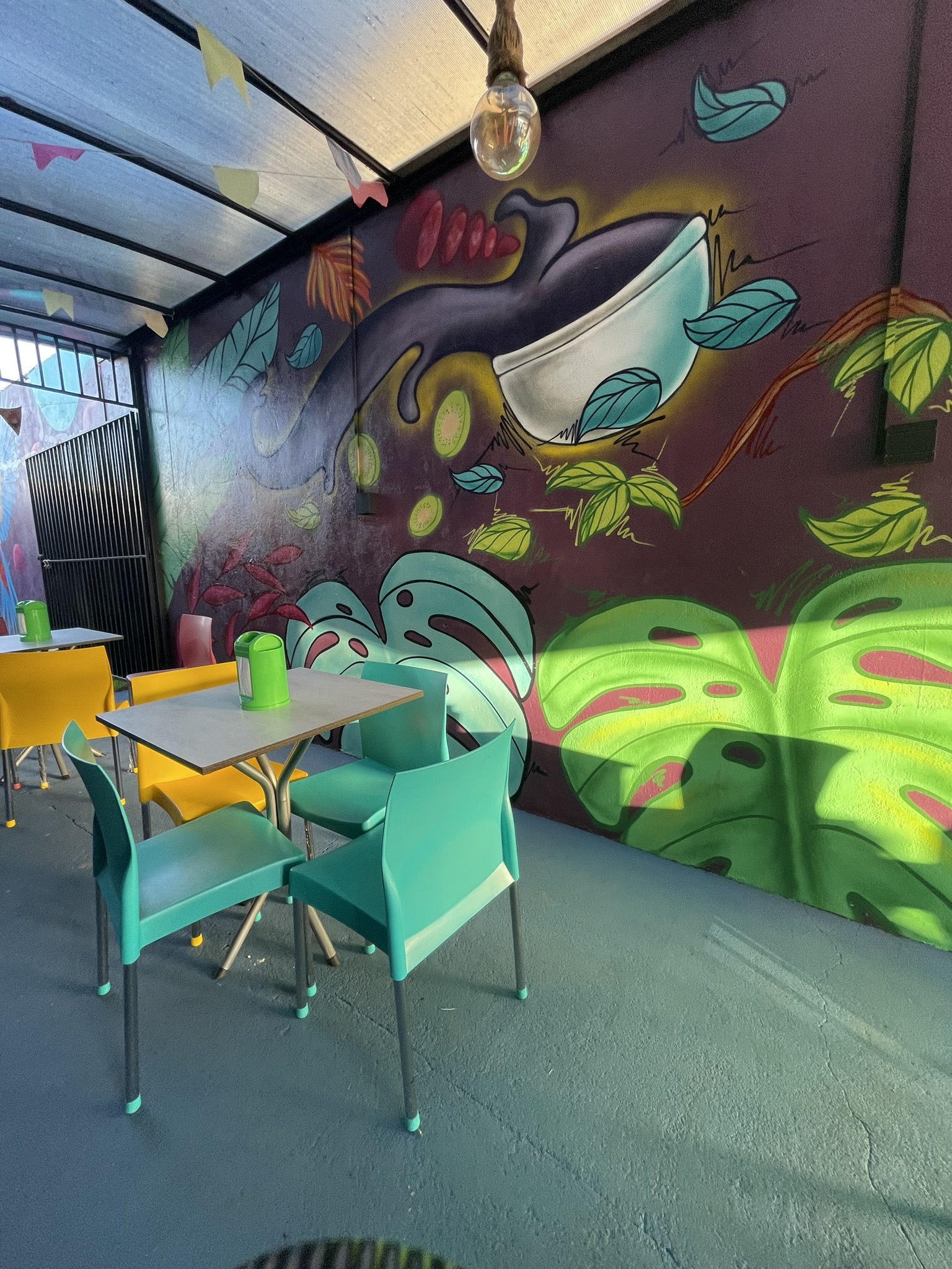 Interior da loja Doce Verão, com mesas modernas e ambiente aconchegante.